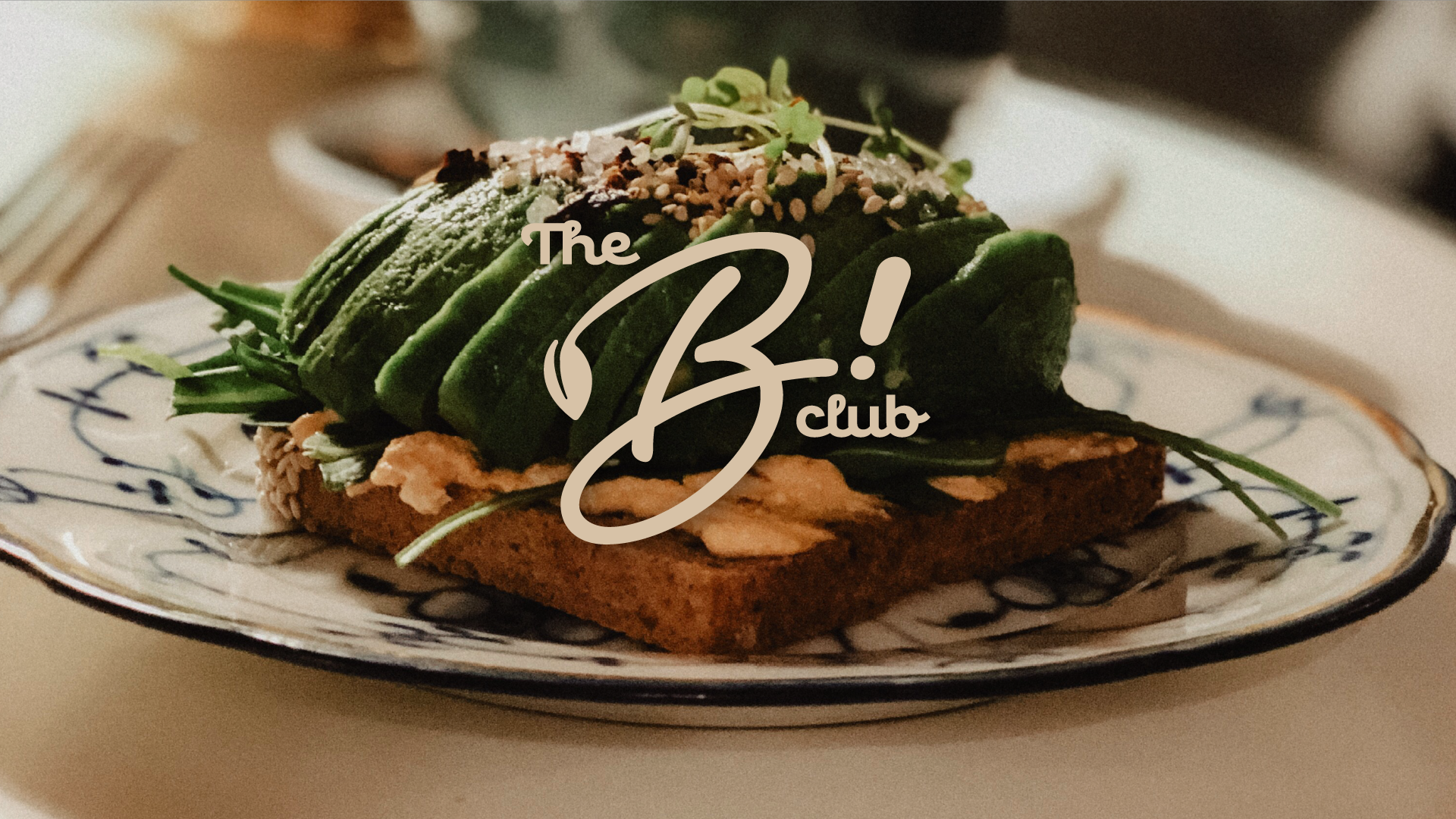 The B! Club — logótipo aplicado em fotografia